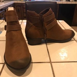 Brown boots. NEW